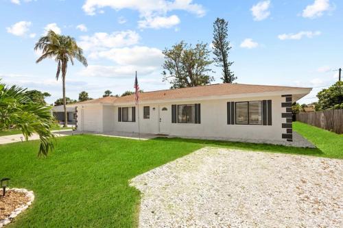 Bonita Springs Apartamento | Brand New 2Bed in Bonita's Heart with Superb Patio and Garden