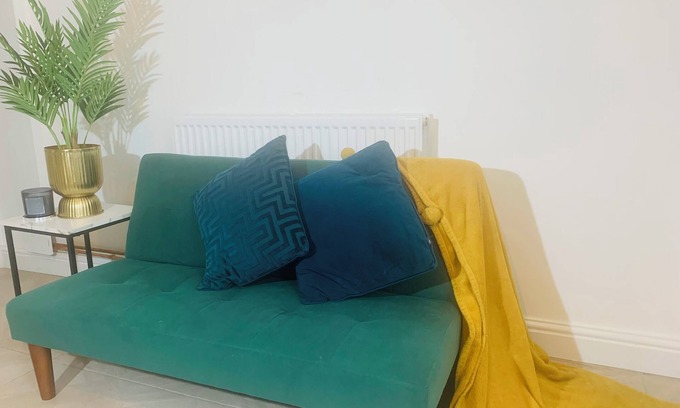 Bury Casa | Brand New 3 Bed 3 En-suite House in Manchester Near Bury Town Centre