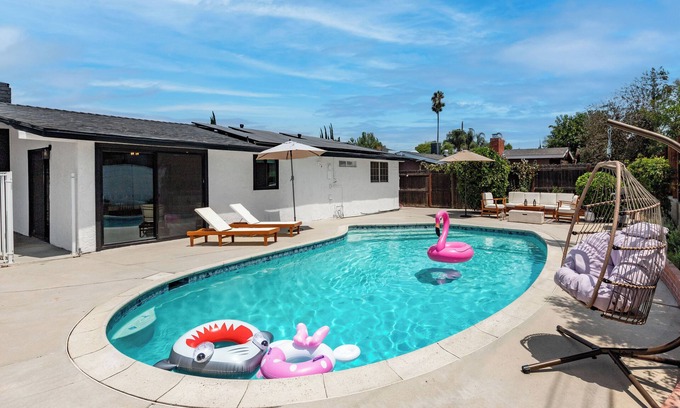 Calabasas Casa | Brand New 4BR: Fireplace, Foosball, table tennis, Reseda.