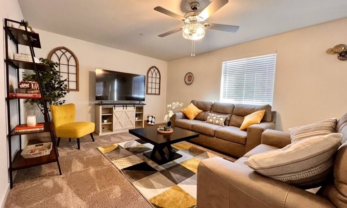 Chowchilla Casa | Brand New, 5 Bedroom/3 Bath Home- On your way to Yosemite!