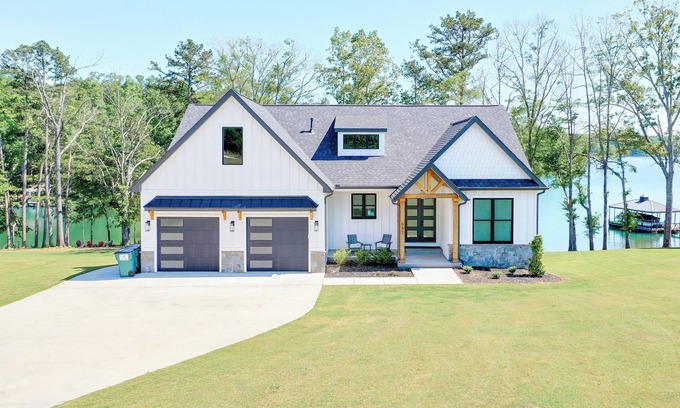 Seneca Casa | Brand New 6BR/6BA Luxury Home, 20 min to Clemson. Flat lot/firepit/pool table!