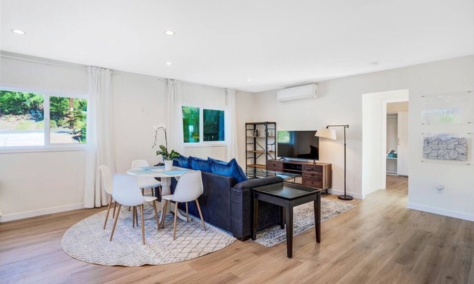 Lincoln Acres Casa | Brand New Adorable 2B Guest house with private parking