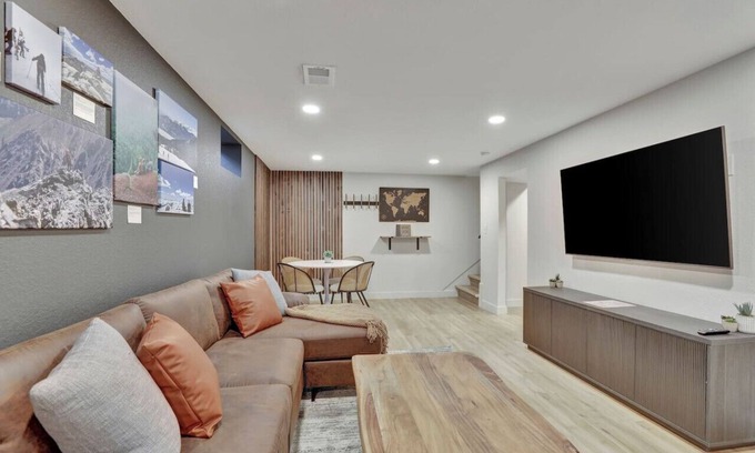 Scenic Heights Apartamento | Brand New Arvada Guest Suite| Sauna | Fire Pit