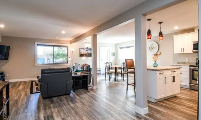 Campbell River Casa | Nuevo y hermoso conjunto de sótano totalmente amueblado de 3 dormitorios