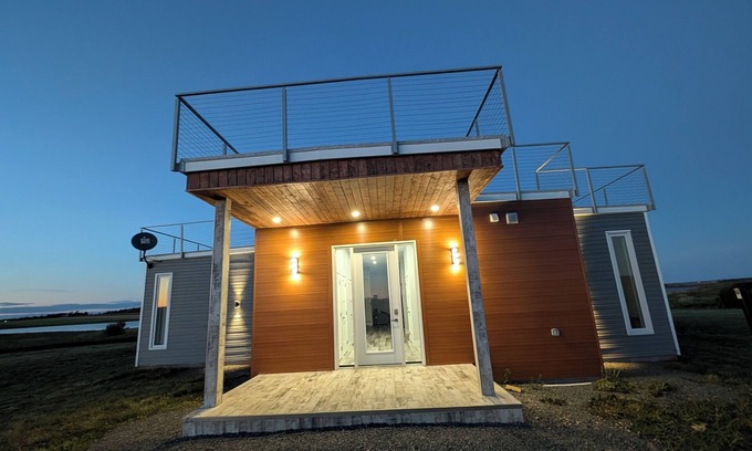 Port Philip Cabaña | Brand New! Breathtaking 3 bedroom + den cottage on the ocean front!