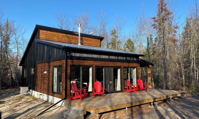Beaconia Cabina | Brand new cabin at Balsam Harbour near Grand Beach w/ hot tub & woodstove