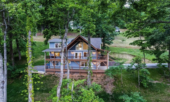 Haywood County Cabina | Brand-New Cabin/Expansive Views/Fireplace/Media Room