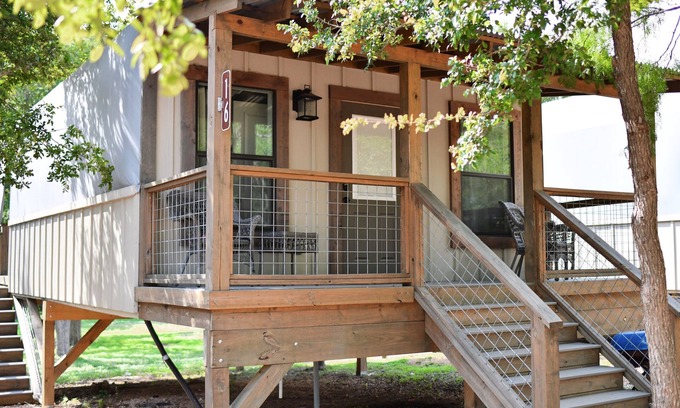 Seguin Cabina | Brand new Cabin with Pool, hot tub, kayaking, paddle boarding & hiking! - SG8