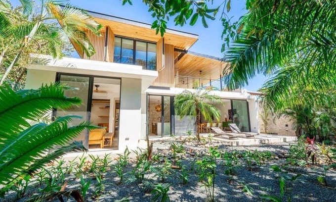 Playa Guiones Casa | Brand New Casa Marea walk to beach