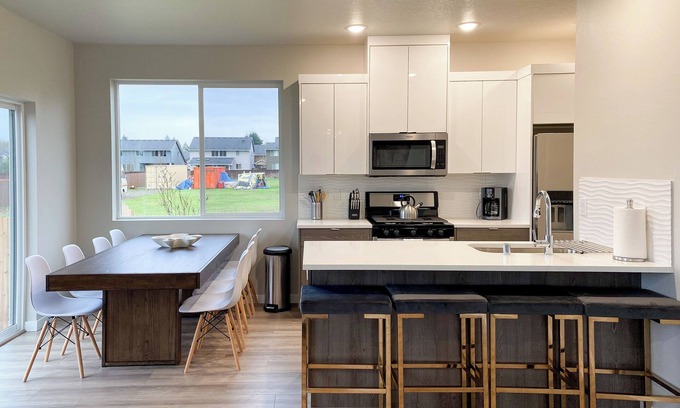 Vancouver Casa | Brand New Charming 3-bedroom house with AC and WiFi in welcoming Vancouver