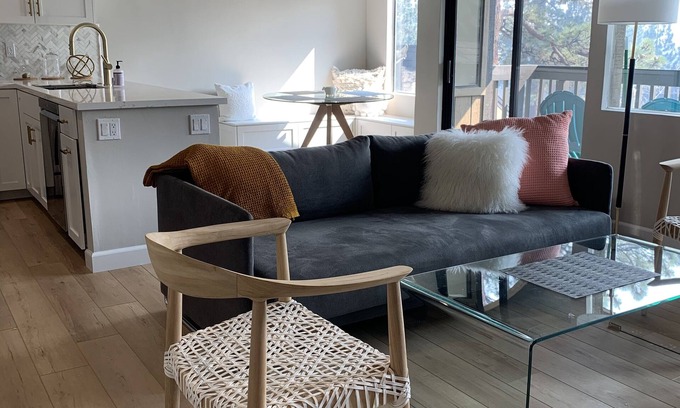 Majestic Pines Condominio | Brand New/Completely Renovated Mammoth Bigwood Condo/Garage