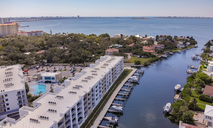 North Trail Condominio | BRAND NEW CONDO WITH BAY VIEWS IN DOWNTOWN SARASOTA.