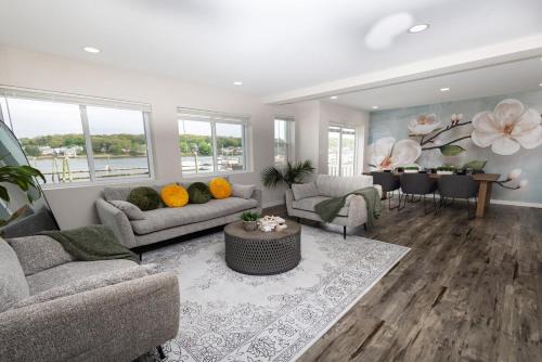 Fair Haven Casa | Brand new cozy waterfront house w jacuzzi
