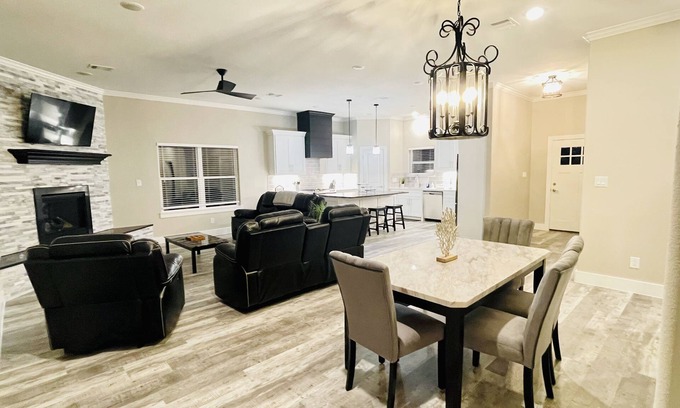 Kemah Casa | Brand new custom home, with 3 en-suite bedrooms, located in prime Kemah spot!