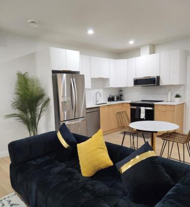 Southeast Calgary Apartamento | Brand New Deluxe 2 Bedroom Suite with AC & Den