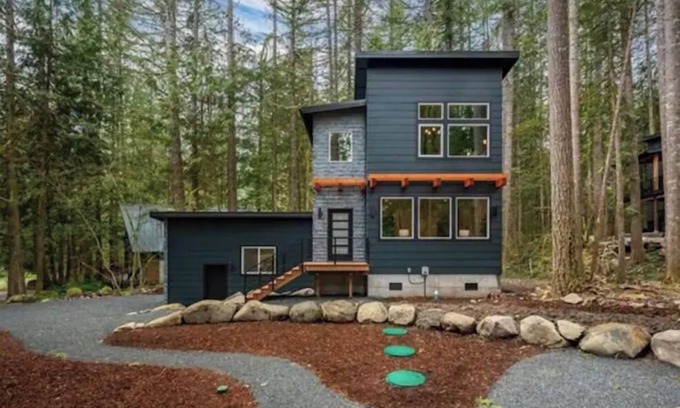 Warnick Casa | Brand new designer Glacier home with Hot Tub