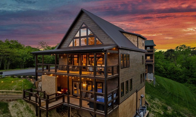 Sevierville Casa | Brand NEW. 20 Minutes to Dollywood-/Hot Tub/Indoor Pool/Fire Pit
