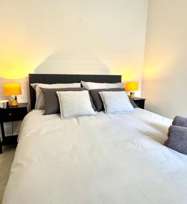 Rushmoor District Apartamento | Brand-new flat, King Bed, Sofa Bed with full kitchen, Wi-Fi, self check-in Central location near everything