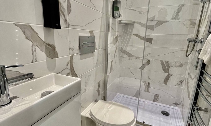 Runnymede Casa | BRAND NEW FULLY RENOVATED ENTIRE HOUSE SLEEPS 5 FREE PARKING, WI-FI & BREAKFAST