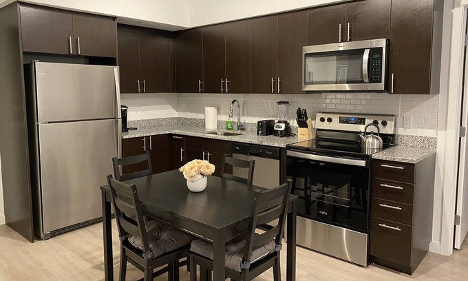 Golden Lakes Apartamento | Brand new, fully furnished apartment. 10 minutes to airport