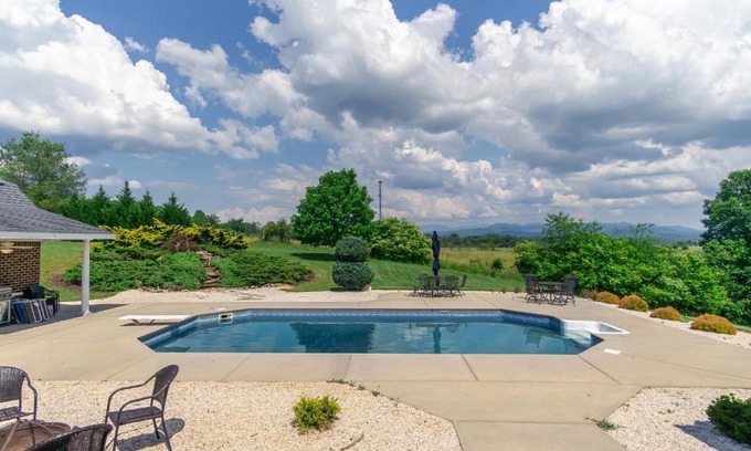 Marshall Casa | BRAND NEW furniture Breathtaking VIEWS Hot Tub Pool 20 min to Asheville