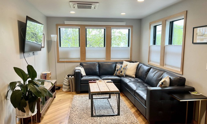 Livingston Apartamento | Brand-New Gorgeous King Suite! Extremely quiet and comfortable