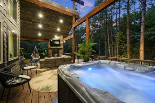 Pickens Casa | BRAND NEW! Hochatown, Honey! Fire pit, hot tub, luxurious shower!