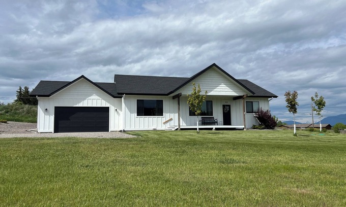 Kalispell Casa | Casa completamente nueva con terraza y vistas increíbles en un gran terreno cerca de la ciudad.