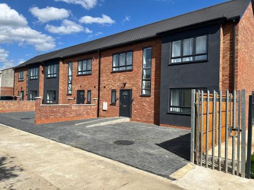 Waltham Cross Casa | Brand New, Immaculate 3 Bed 3 Shower room House