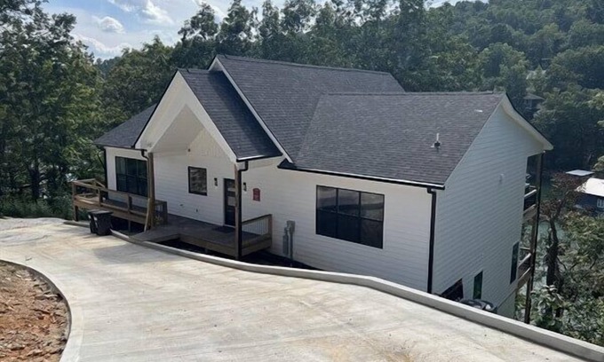 Speedwell Casa | Brand New! Lakefront, minimal steps to water. Large private dock, Chef's kitchen