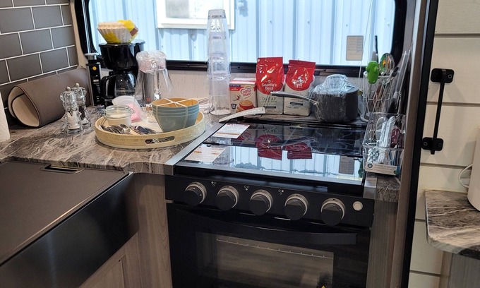 Kiteley Casa | BRAND NEW Large RV on Huge backyard in The Heart of Longmont