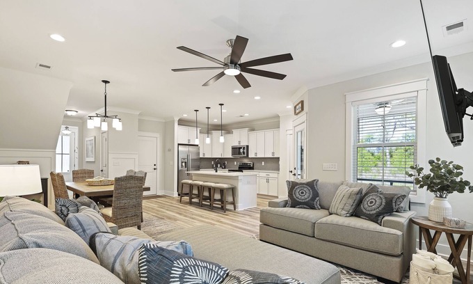 Hilton Head Island Casa | Brand New Luxury Vacation Home 4 BR 2 kings 2 Queens Sleeper Sofa Screen Porch Minutes to the Beach