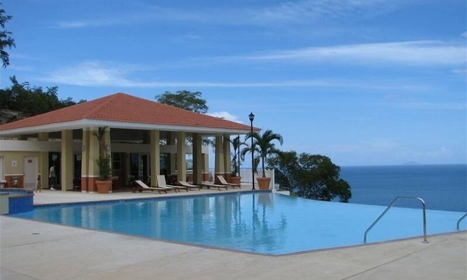 Aguadilla Pueblo Condominio | A estrenar frente al mar Mediterráneo Piso / Crashboat Beach