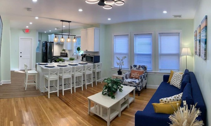 St. Marks Apartamento | BRAND NEW MODERN 3BDS, 2 BATHS. SLEEP 9 PEOPLE. MINUTES AWAY FROM BOSTON.
