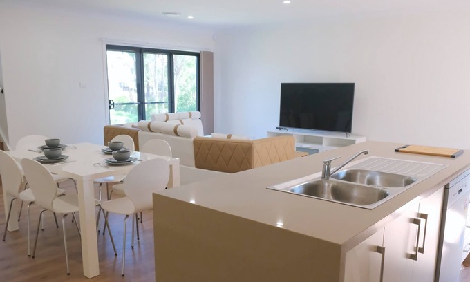 Kellyville Casa | Brand New Modern 4 BrHouse closed to lake
