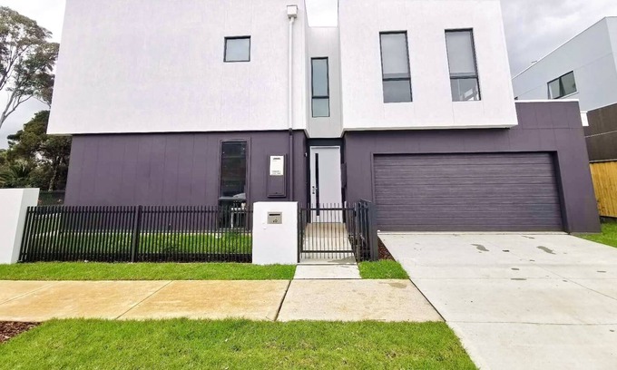 Austral Casa | Brand New Modern 4 Br Home in Austral