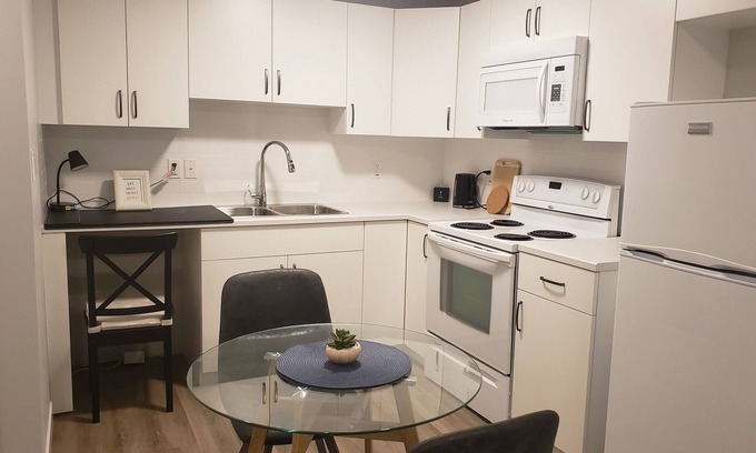 Leduc Casa | Brand New Modern Private Suite. Full Kitchen | Private Laundry | Netflix
