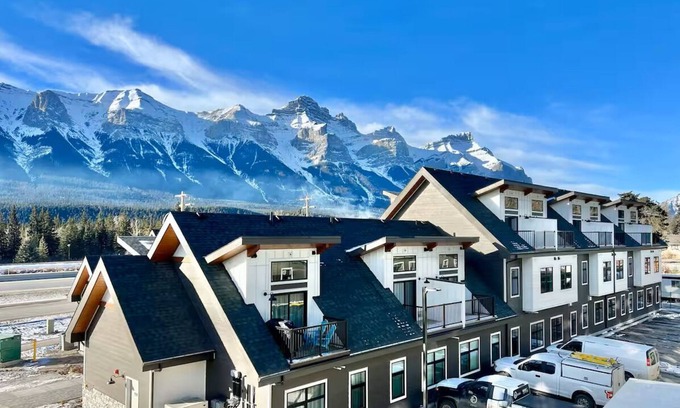 Harvie Heights Casa | Brand New Modern Townhouse with Stunning Mountain Views – Sleeps 6