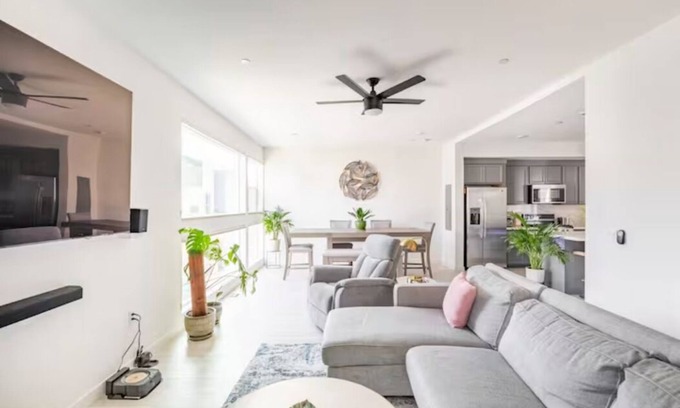 Southwestern Sacramento Condominio | Brand New Pet-friendly Condo with AC and WiFi in the Heart of Sacramento