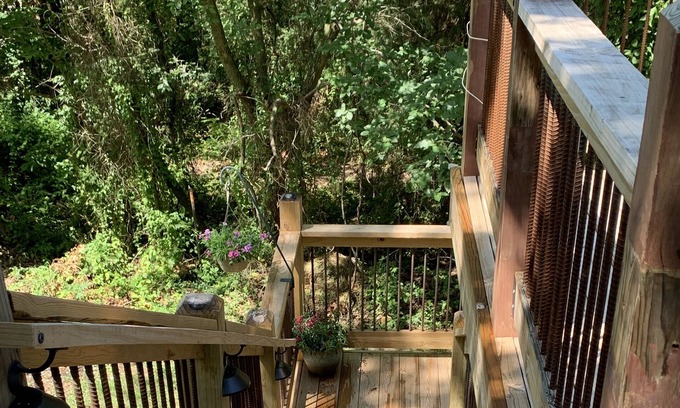 Joplin Apartamento | Brand new quiet and secluded, upstairs apartment with full amenities and deck.