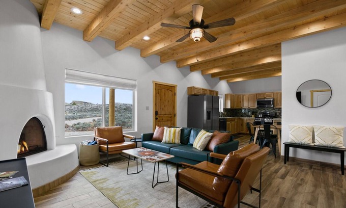 Taos Casa | Brand New Ranchos Mountain/Gorge Getaway with Hot Tub