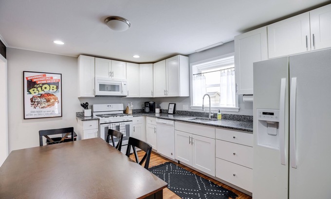 Phoenixville Casa | Brand New Single! PhoenixVilla - 8min Walk to Downtown Phoenixville! Sleeps 8!