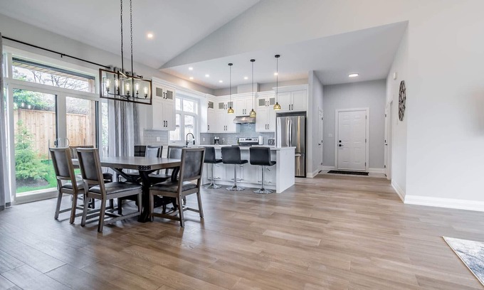 Niagara Falls Casa | Brand New Spacious Townhome - Near top Wineries and Attractions ; pet Friendly