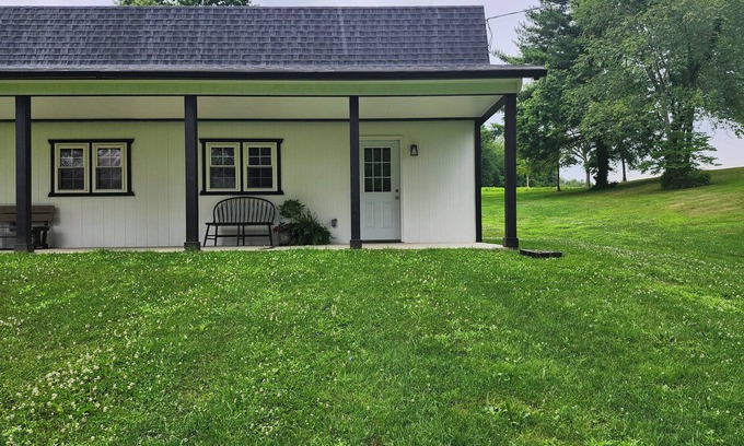 Wooster Apartamento | Brand new studio apartment with queen bed, queen pull out, WIFI and AC .