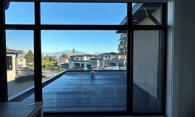 Guildford Casa | Brand New Stylishly Decorated Luxury Mansion with 7 Rooms in Fraser Heights