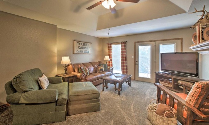 Branson West Apartamento | Branson Area Condo with Pool and Fishing Lake Access!