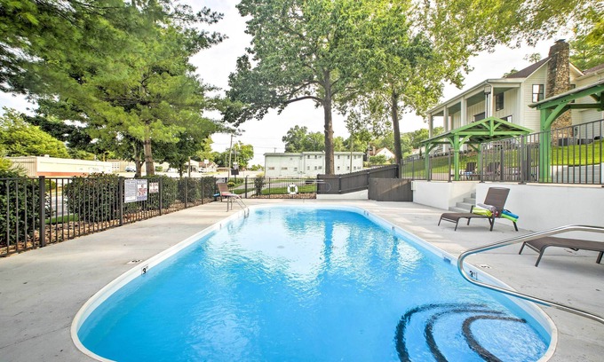 Downtown Branson Cabaña | ¡NUEVO! Casa de campo del centro de Branson con acceso a la piscina