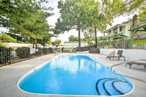 Downtown Branson Casa | Branson Cottage with Pool Access about 2 Mi to the Strip