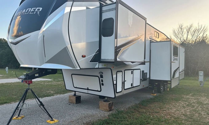 Branson Alquiler De RV | Branson Escape- Charming Stationary Fifth Wheel Rental with Comfort and Style