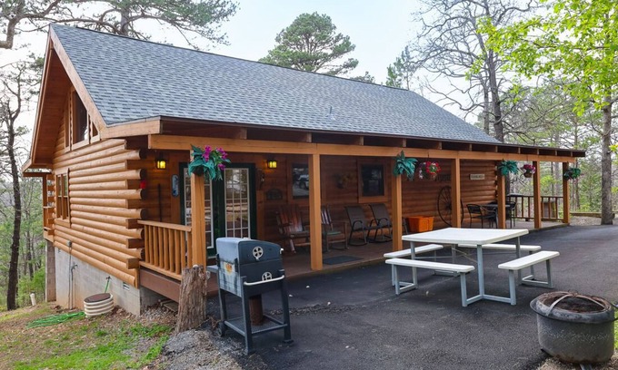 Blue Eye Cabina | Branson MO Log Cabin Porche privado Tranquilo Mtn. Vista del bosque sobre el lago, discapacidad